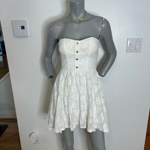 Gorgeous Charlotte Russe Strapless White Lace Dress with Button Detail❤️M